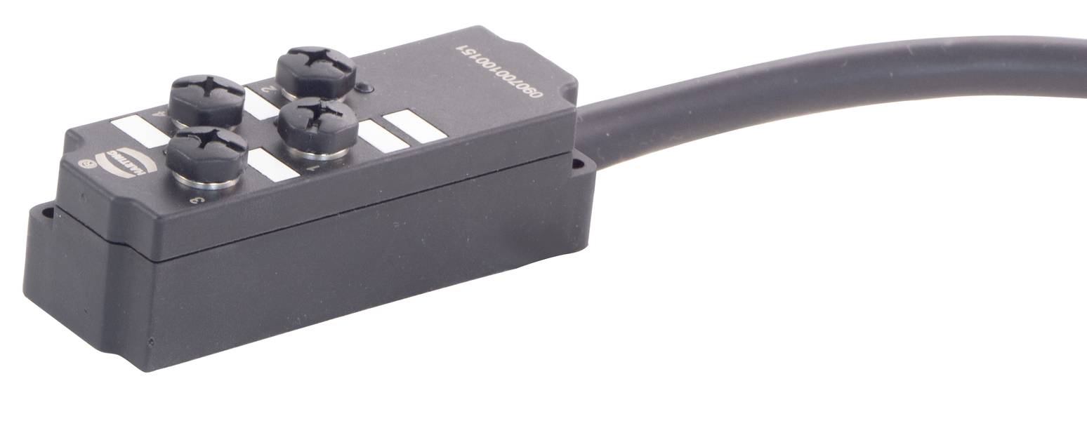 Čierna elektrická rozvodná krabica s viacerými káblovými prípojkami. Vhodná na zapojenie a prepojenie elektronických zariadení.