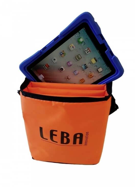 Oranžová taška s logom 'LEBA', obsahujúca iPad v modrom obale.