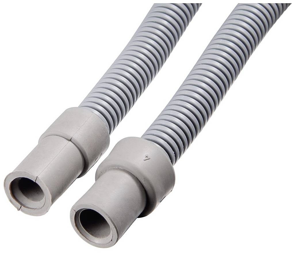 Šedá, rebrovaná plastová rúra s dvoma otvorenými koncami, pravdepodobne súčasť odpadového systému alebo kabelového kanála.