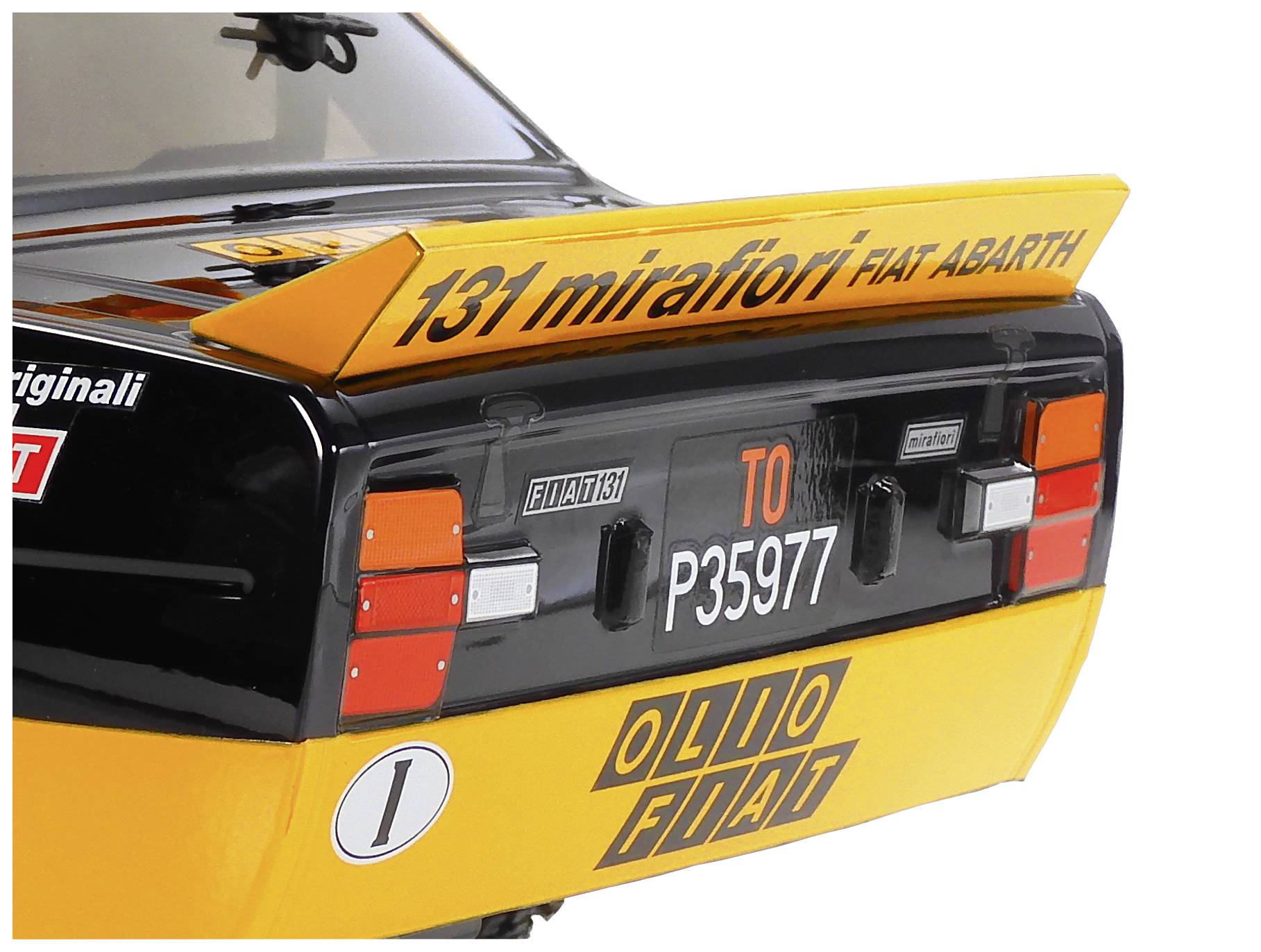 Fiat 131 Mirafiori Abarth so žltým zadným krídlom a evidenčným číslom. Nálepky: '131 mirafiori', 'Olio Fiat', 'Fiat Abarth'.