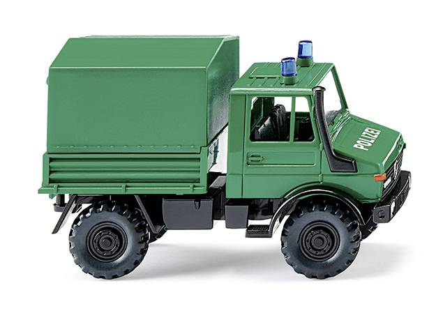 Model hračkárskeho zeleného policajného nákladného auta s modrými svetlami na streche, na bielom pozadí.