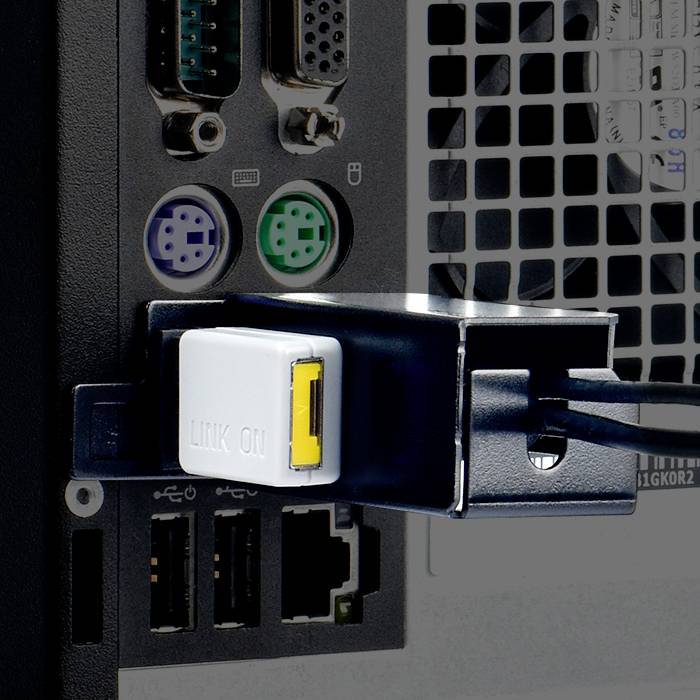 Zadná strana počítača s USB a inými portami. USB kábel je zapojený do žltého USB portu.