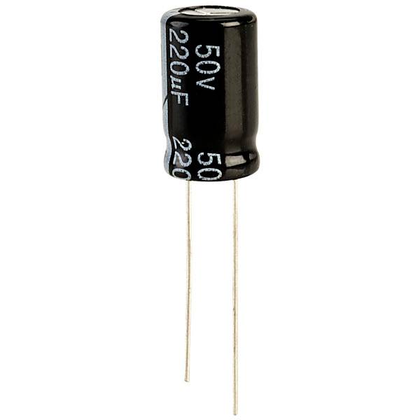 Valcový, čierny elektrolytický kondenzátor s nápisom '50V 220µF' a dvomi dlhými kovovými pripájacími vodičmi.