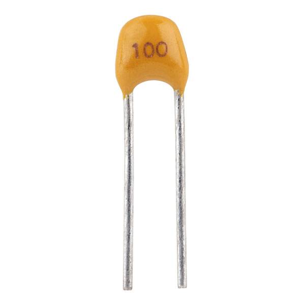 Oranžový keramický kondenzátor s nápisom '100', dva kovové vývody dole.