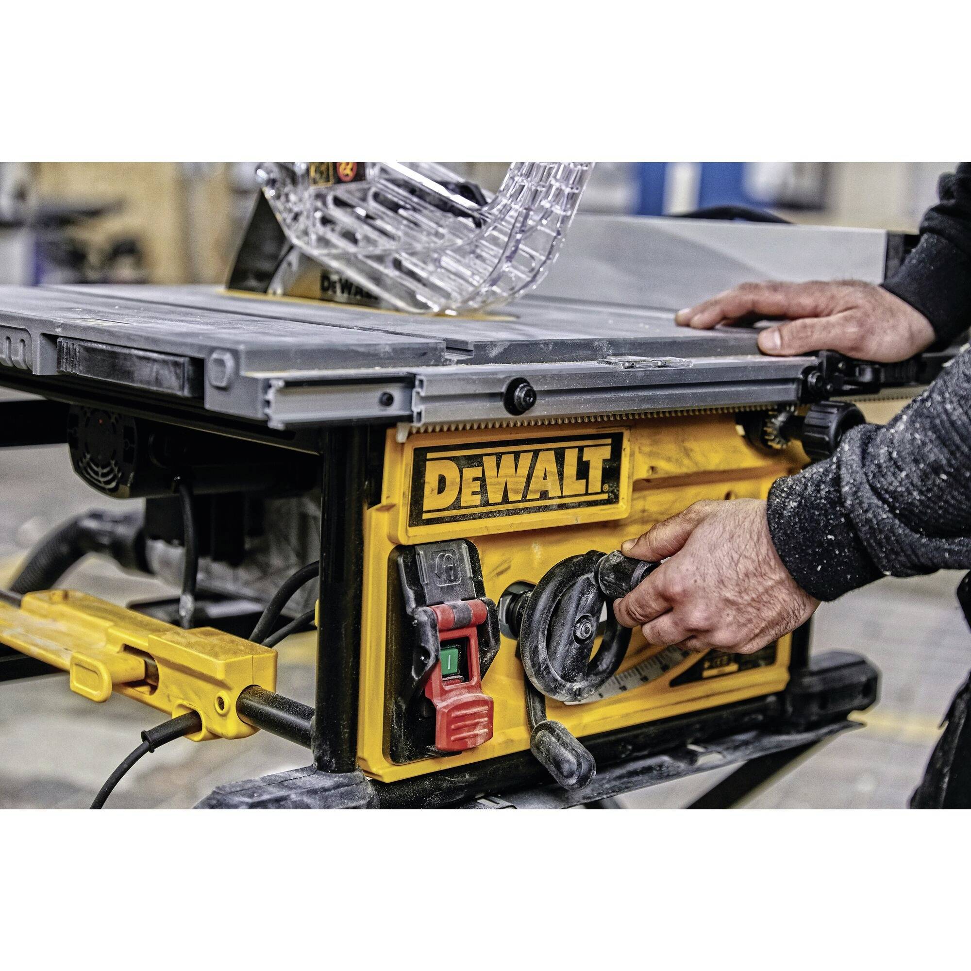Osoba obsluhuje žltú stolnú okružnú pílu značky DEWALT a presne nastavuje jej parametre.