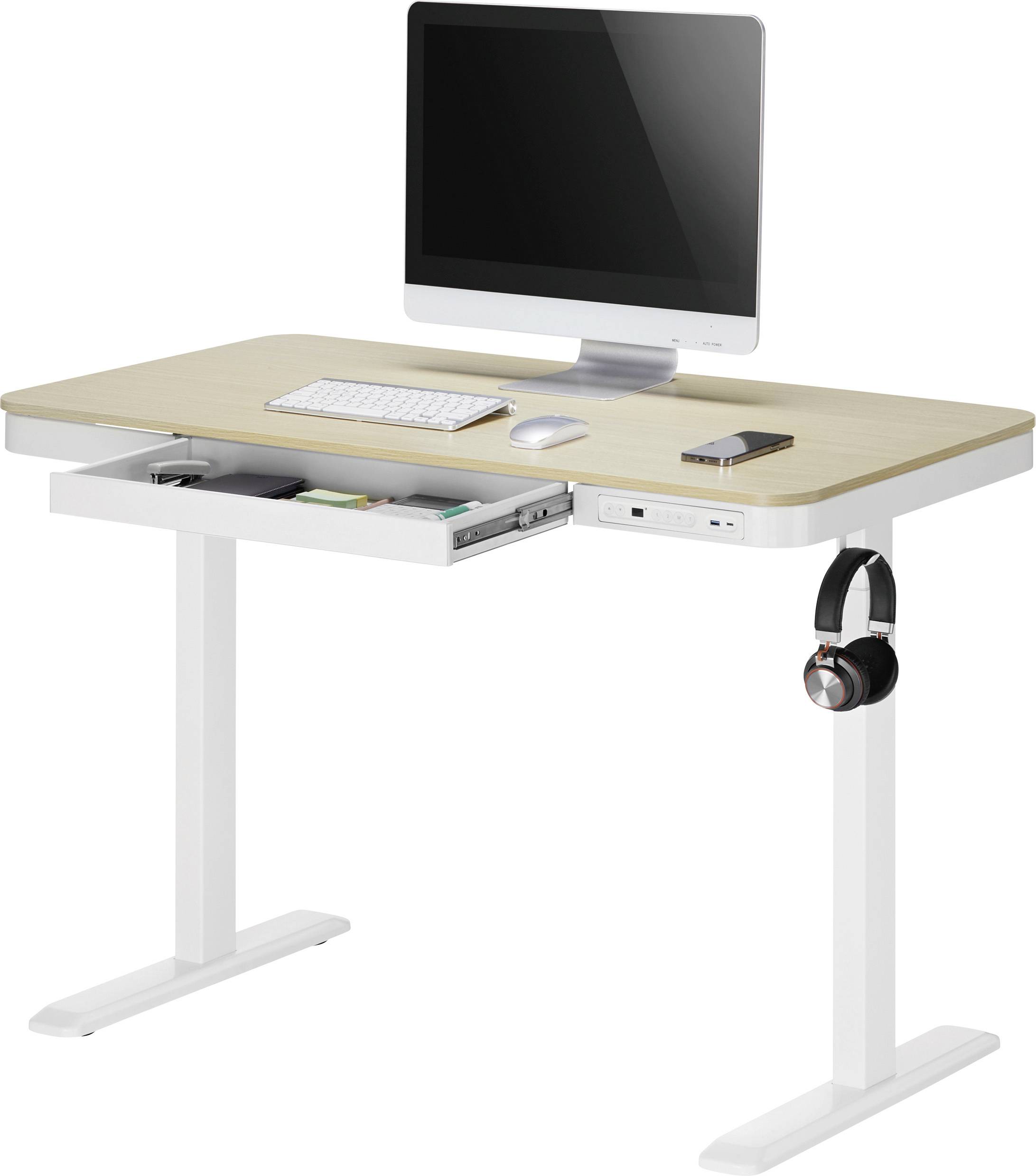 Moderný pracovný stôl s drevenou doskou, bielou konštrukciou a zásuvkou. Na ňom počítač, klávesnica, myš a laptop. Slúchadlá visia vedľa.
