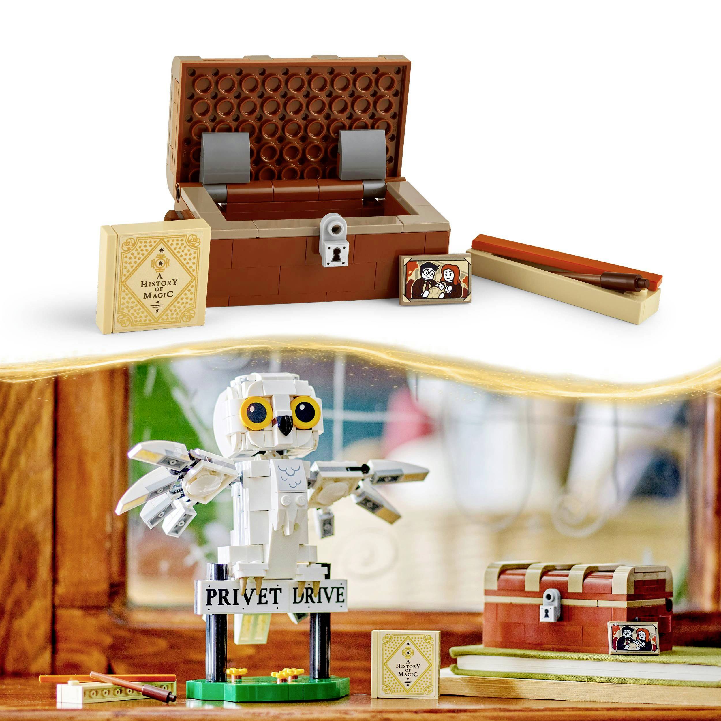 LEGO scéna zobrazuje sovu s tabuľou 'Privet Drive', vedľa ktorej je stôl s debnou, knihou a čarodejníckym prútikom.