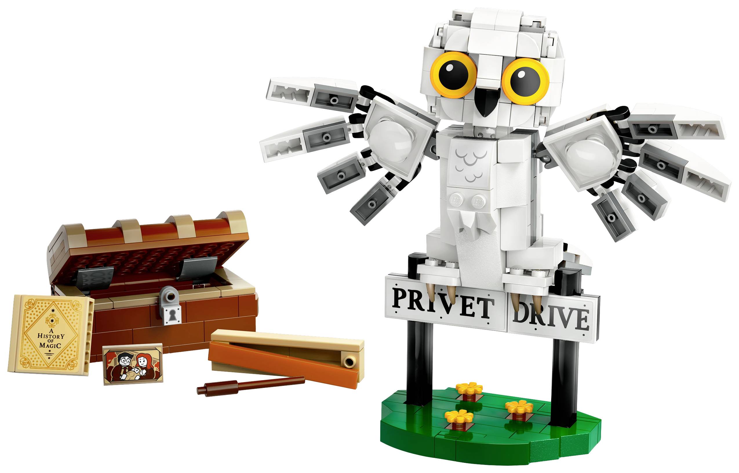 Lego sova s roztiahnutými krídlami stojí na tabuli s nápisom 'Privet Drive'. Vedľa nej je pokladnica s príslušenstvom.