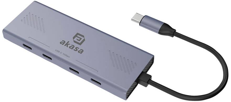 USB-C hub s nápisom 'akasa' je zobrazený. Má tri USB porty a pevne pripojený kábel.