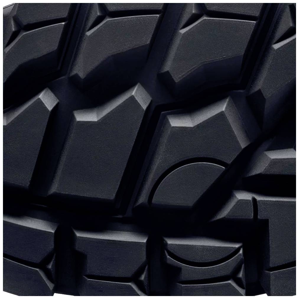 Detailný záber hrubého terénneho pneumatiky vhodnej pre off-road vozidlá. Dezén vykazuje hlboké, široké drážky.