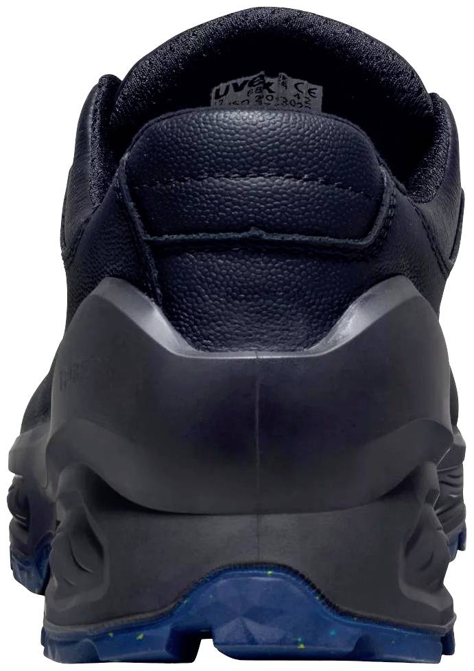 Čierny športový tenisky z pohľadu zozadu, ukazujúci podrážku a štítok vo vnútri.