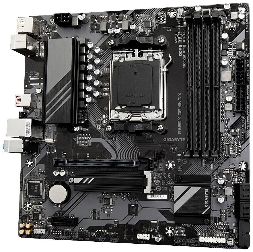 Základná doska s viacerými PCIe zásuvkami, slotmi pre RAM a päticou pre procesor. Na zadnej strane sú viditeľné rôzne konektory.