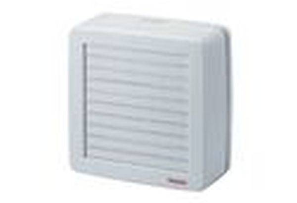 Biele, štvorhranné ventilačné mriežky s horizontálnymi lamelami, vhodné na inštaláciu na stenu na vetranie.