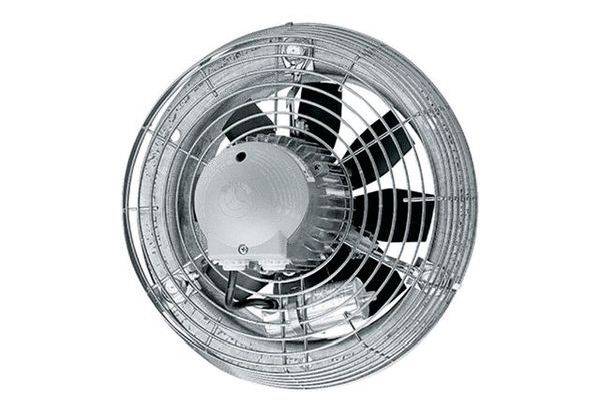 Okrúhly kovový ventilátor s ochranným krytom pohľad zhora. Ventilátor má päť čiernych lopatiek a je vhodný na chladenie miestností.