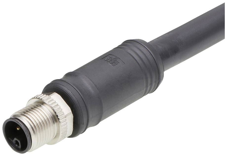 Čierno-strieborná elektronická zástrčka s káblom. Zástrčka má vrúbkované, okrúhle kovové púzdro a plastový obal.