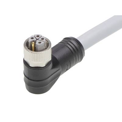 Elektrická zástrčka zahnutého tvaru s tromi okrúhlymi kontaktnými kolíkmi a sivým káblom, ktorá slúži na prepojenie elektrických zariadení.