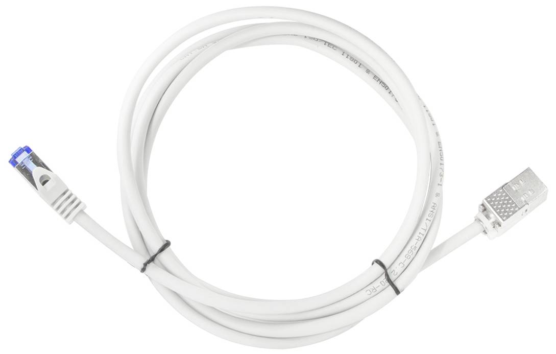 Biely ethernetový kábel s RJ-45 konektorom na jednom konci a SFP konektorom na druhom konci, položený do slučky.