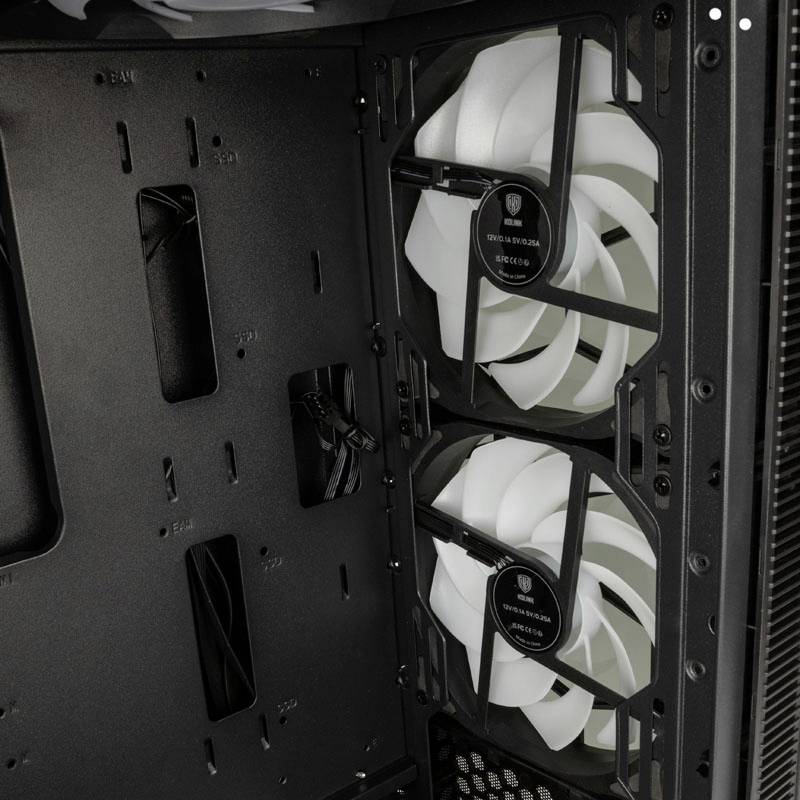 Dva počítačové ventilátory v čiernej skrinke, usporiadané vertikálne. Ventilátory sú biele a slúžia na vetranie.