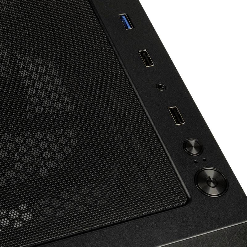 Počítačová skrinka v detailnom zábere s USB portami, vetracími otvormi a tlačidlom zapnutia.