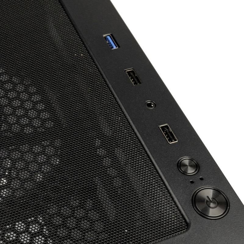 Počítačová skrinka z bočného pohľadu so zobrazením portov: dva USB porty, jeden USB 3.0 port a audio konektory, viditeľné tlačidlo napájania.