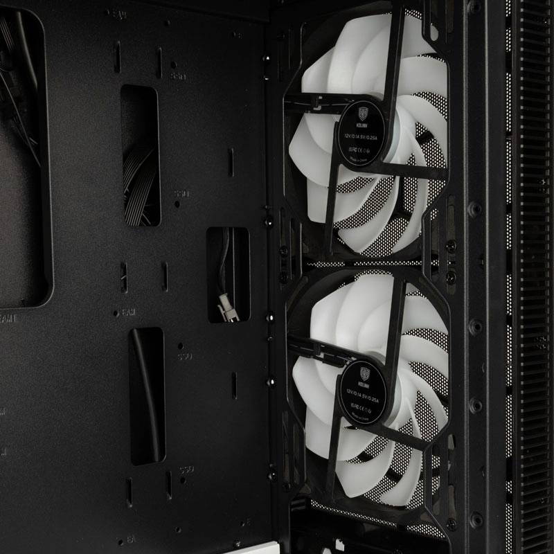 Otvorený počítačový kryt odhaľuje dva biele ventilátory umiestnené vedľa seba na bočnej strane.