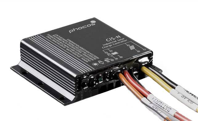 Čierny elektrický solárny regulátor nabíjania s viacerými farebnými káblami pripojený vpravo, označený ako 'Phocos CIS-N'.