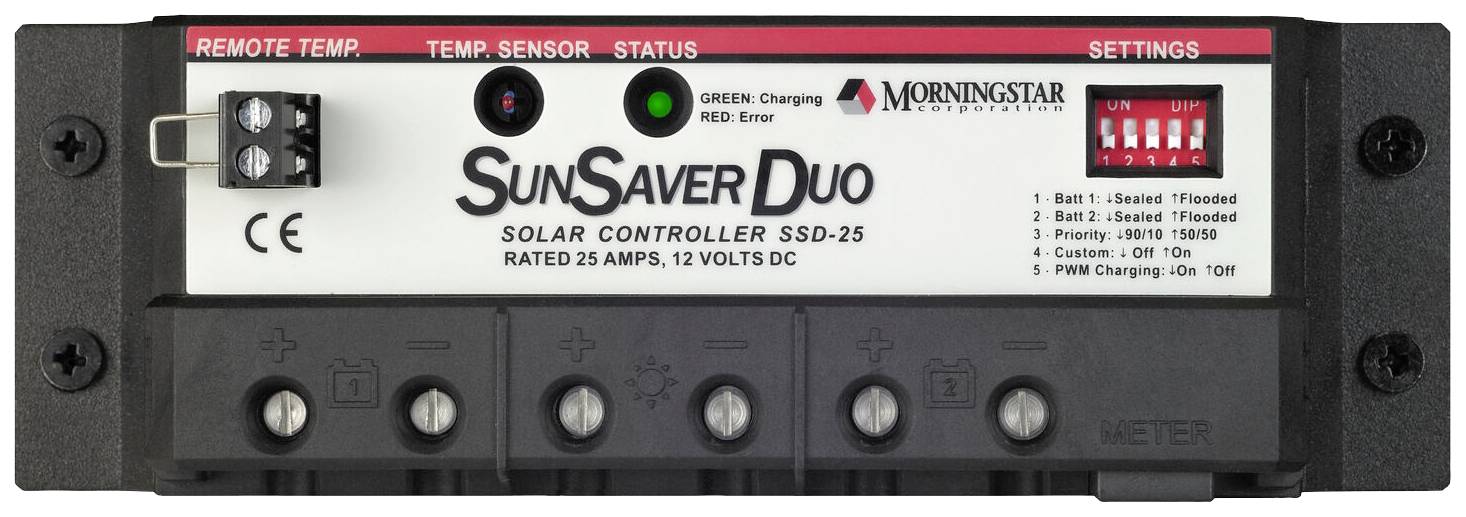 Sunsaver Duo SSD-25 solárny regulátor, 25 ampérov, 12 voltov DC. Zobrazuje stav: zelená pre nabíjanie, červená pre poruchu. Nastavovací panel napravo.