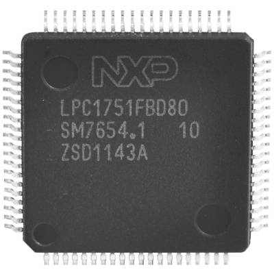 Čierny mikrochip s nápisom 'NXP LPC1751FBD80'. Má 100 vývodov a používa sa v elektronických zariadeniach.