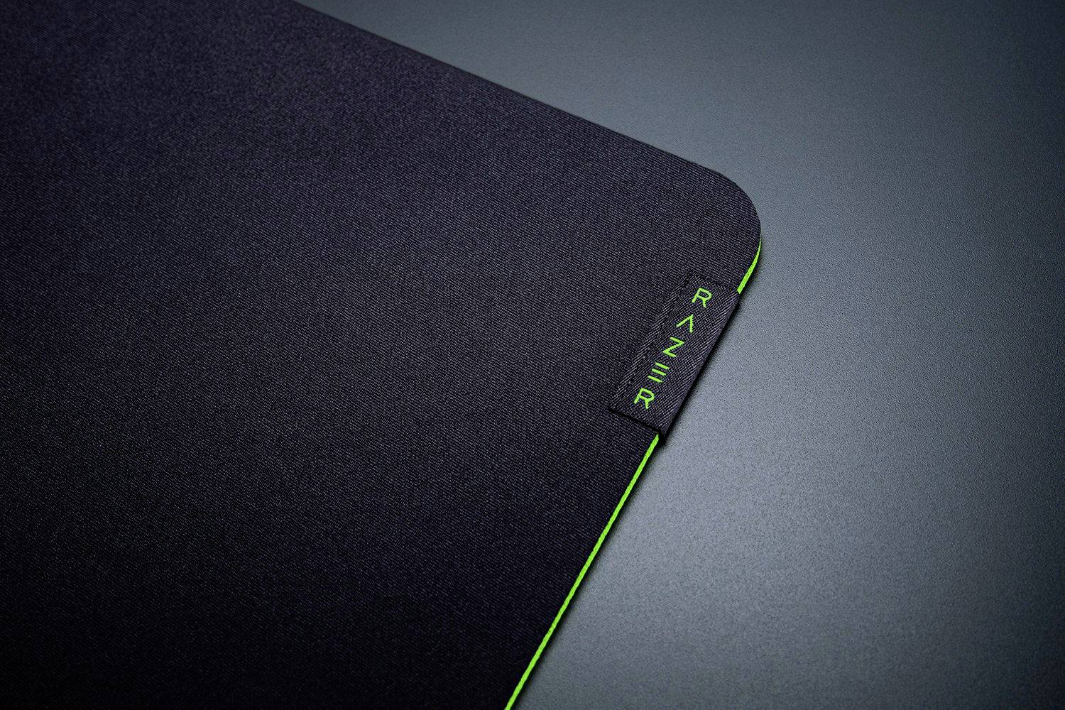 Čierna podložka pod myš so zelenými okrajmi. V pravom hornom rohu je logo 'Razer' v zelenom prevedení.