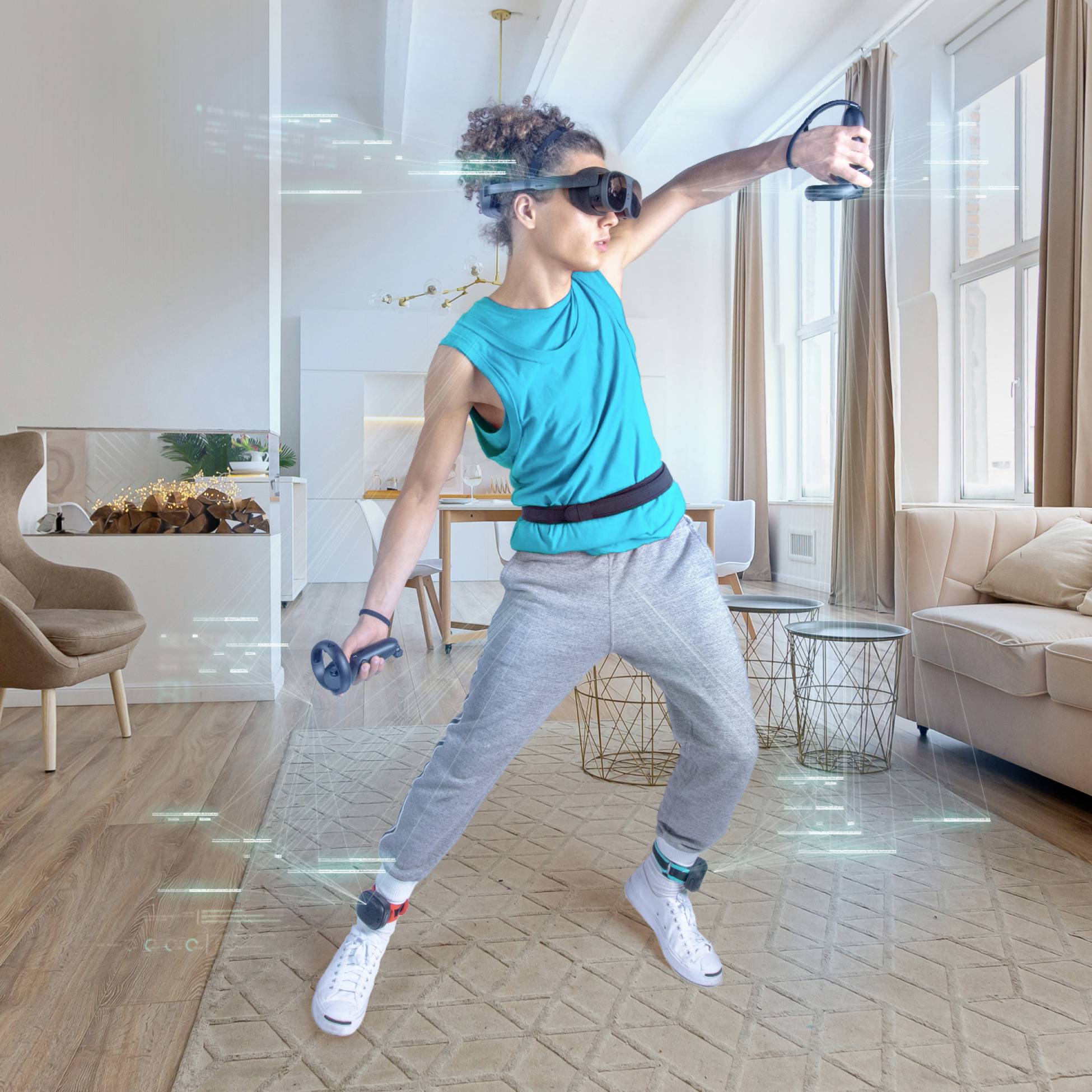 Osoba s VR headsetom hrá v obývacej izbe s dvomi ovládačmi, obklopená virtuálnymi grafikami. Moderný interiér v pozadí.
