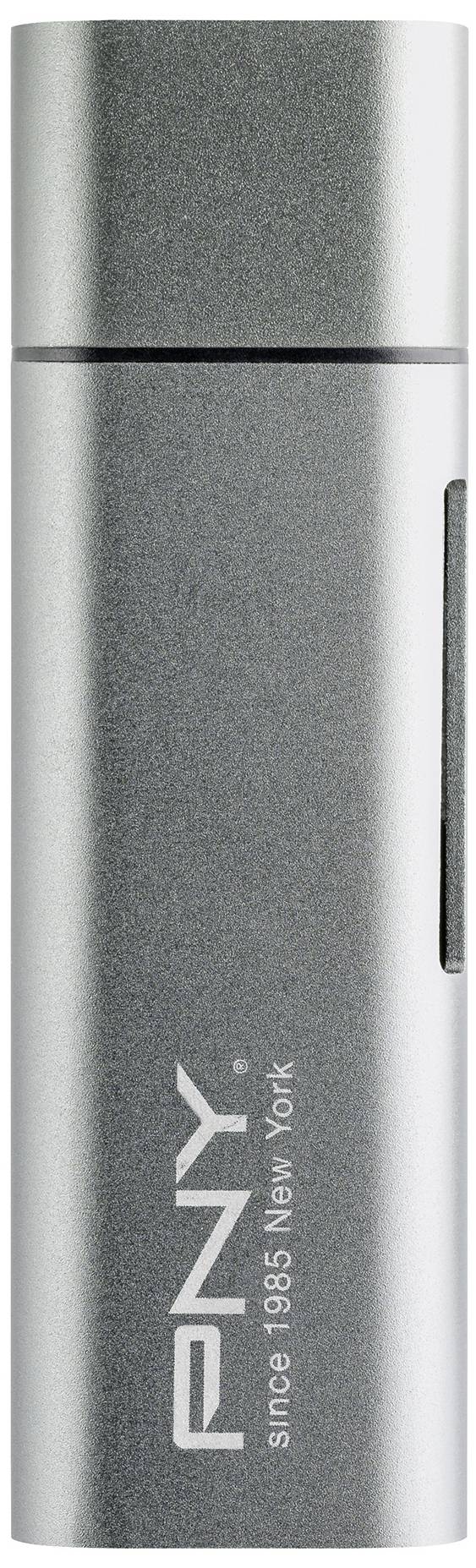 Strieborný USB kľúč od PNY s nápisom 'since 1985 New York', minimalisticky navrhnutý.