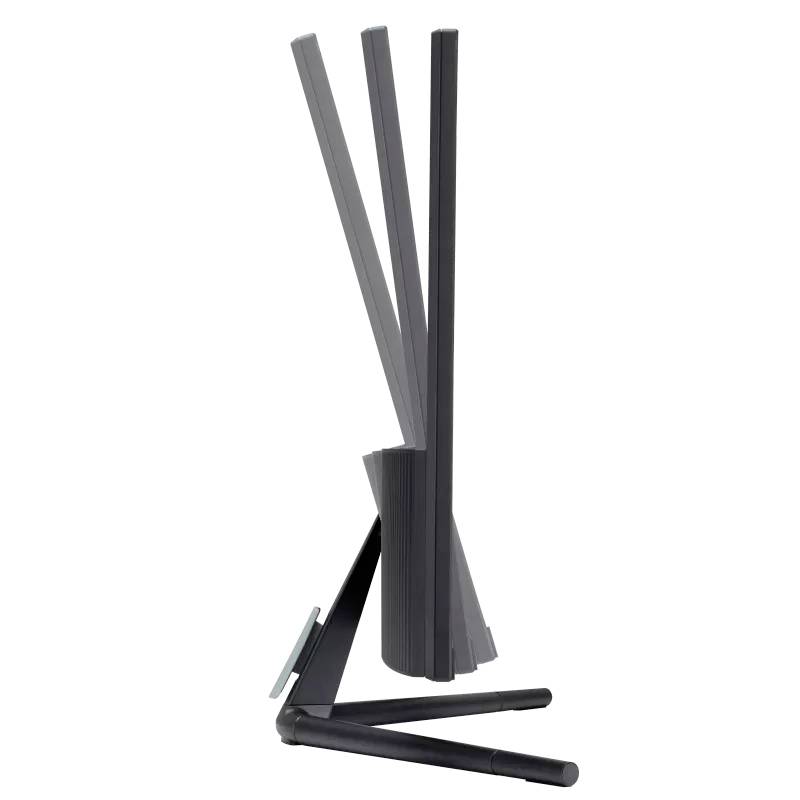 Čierny stojan s nastaviteľnými, výklopnými ramenami. Navrhnutý pre flexibilitu pri používaní elektronických zariadení.