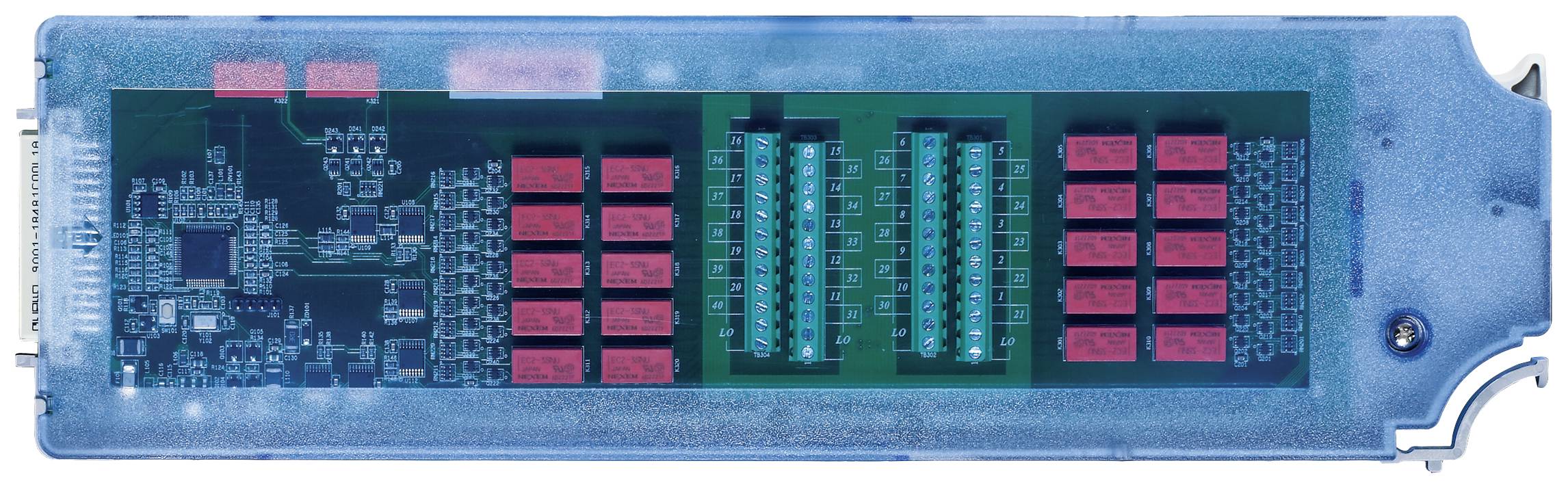 Elektronický spínací modul s viacerými červenými relé na zelenej doske plošných spojov, zabudovaný do priehľadného modrého krytu.