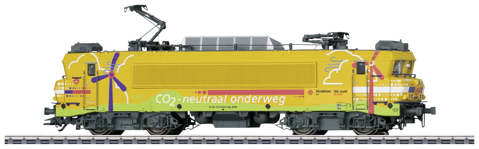 Žltá elektrická lokomotíva s nápisom 'CO₂-neutrálna na ceste'. Lokomotíva stojí na koľajniciach, ekologická doprava.