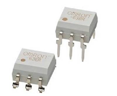 Dva elektronické komponenty s nápisom 'OMRON', s odlišným dizajnom. Sú obdĺžnikového tvaru s kovovými kontaktmi na spodnej strane.