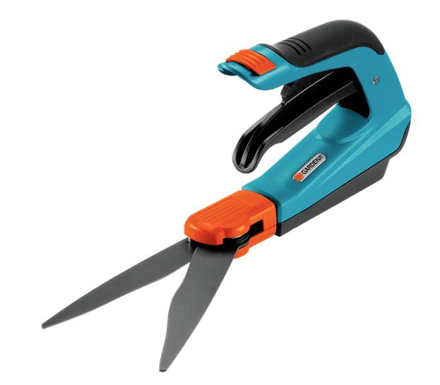 Záhradnícke nožnice v modrej a oranžovej farbe s ergonomickou rukoväťou, otvorené. Navrhnuté pre presné strihanie rastlín a kríkov.