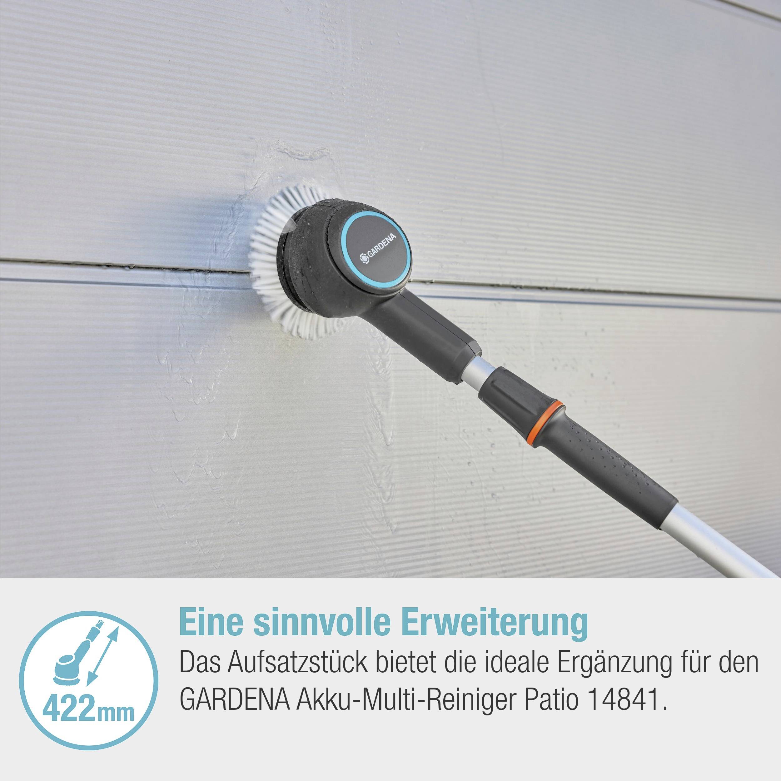 Nástavec kefy s logom Gardena na stene. Text popisuje rozšírenie pre akumulátorový multičistič Gardena Patio 14841.