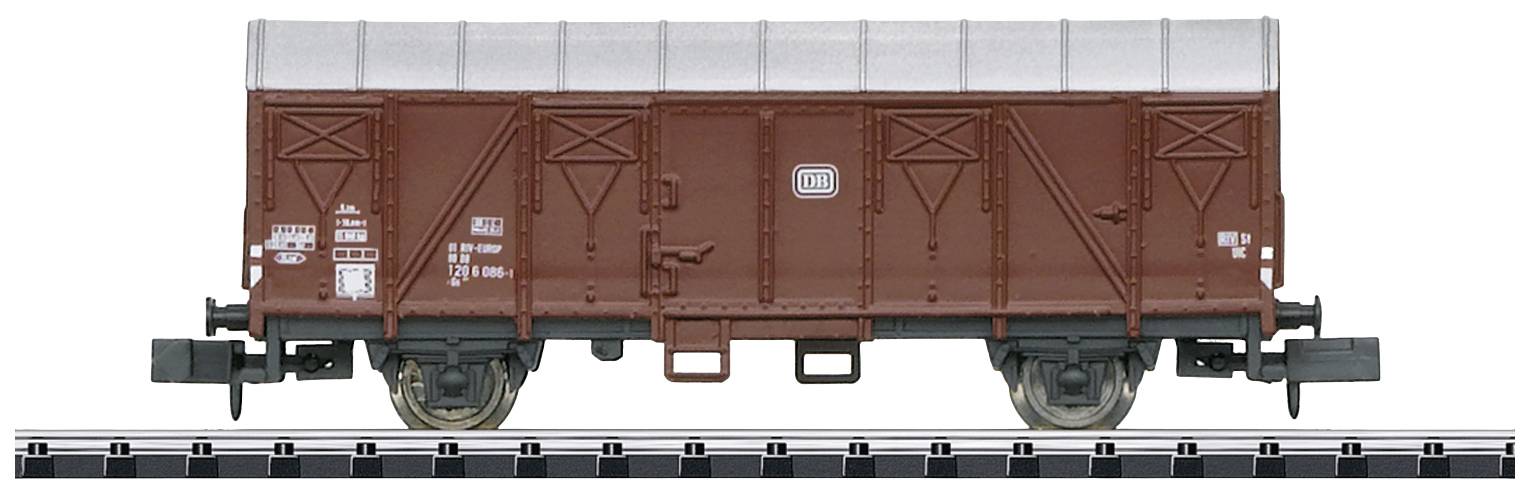 Hnedý nákladný vozeň Nemeckých spolkových železníc (Deutsche Bundesbahn) na koľajniciach, pohľad z boku, s dobre rozpoznateľnými detailmi štruktúry a označenia.
