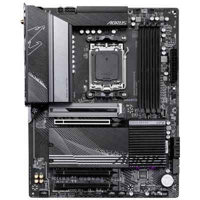 Obrázok zobrazuje základnú dosku značky Gigabyte pre počítače, vrátane socketu, slotov pre RAM pamäť, PCIe slotov a rôznych konektorov.