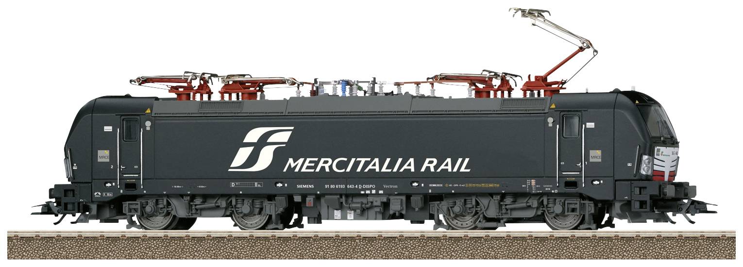 Čierna lokomotíva s nápisom 'Mercitalia Rail' na boku stojí na železničných koľajach, so zreteľne viditeľnými elektrickými zberničmi hore.