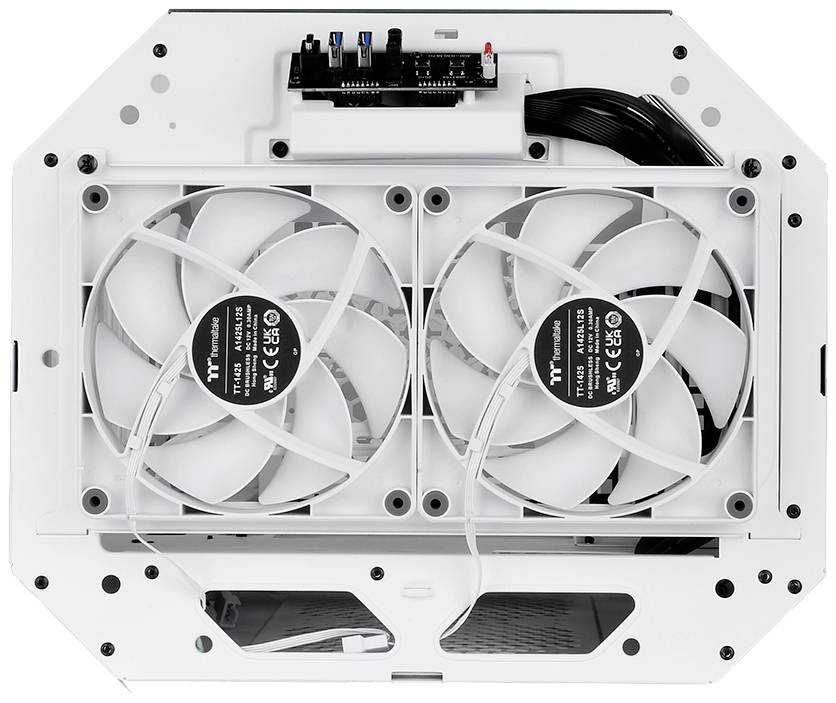 Dva biele ventilátory v jednej schrani, nainštalované pre chladenie. Hore je viditeľná malá doska plošných spojov s konektormi.