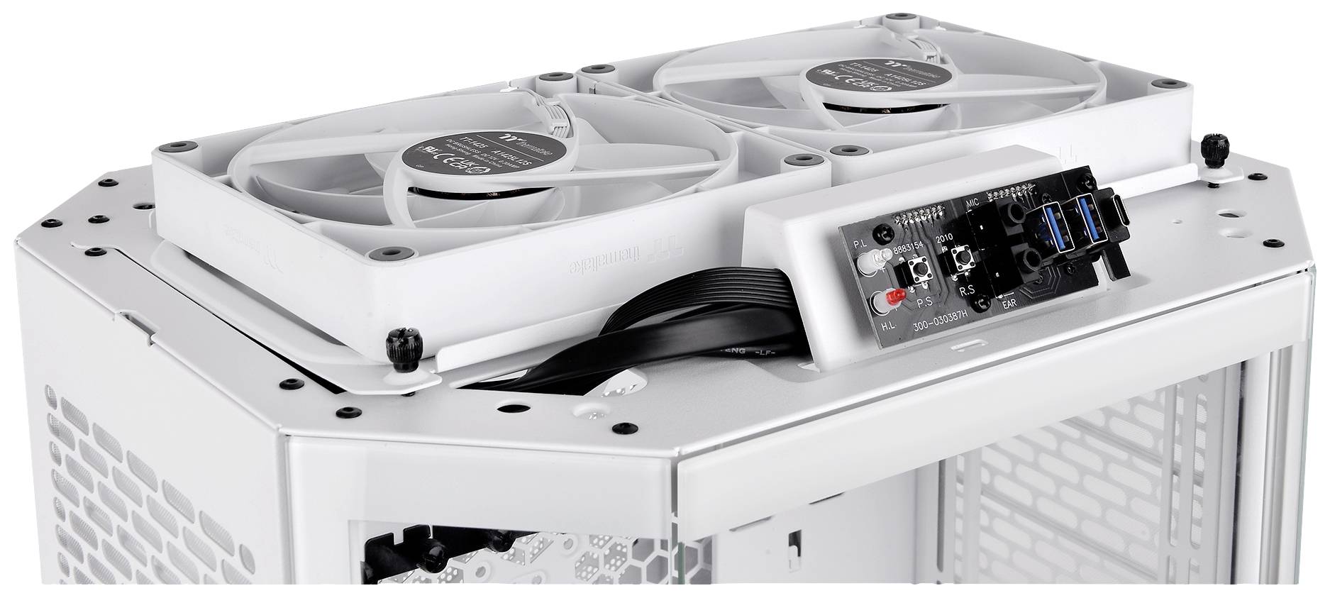 Počítačová skrinka s dvoma ventilátormi na hornej strane a ovládacím panelom s USB portami a tlačidlami ukazuje možnosti hardvérového pripojenia.