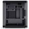 Počítačová skrinka z čierneho lakovaného kovu a skla s viacerými otvormi pre chladenie a káble. Priehľadná bočná stena umožňuje náhľad dovnútra.