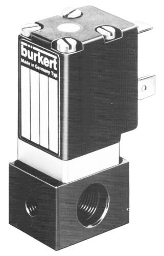 Čiernobiela fotografia elektromagnetického ventilu značky Burkert s pripojovacími závitmi a elektrickými pripojovacími kolíkmi.