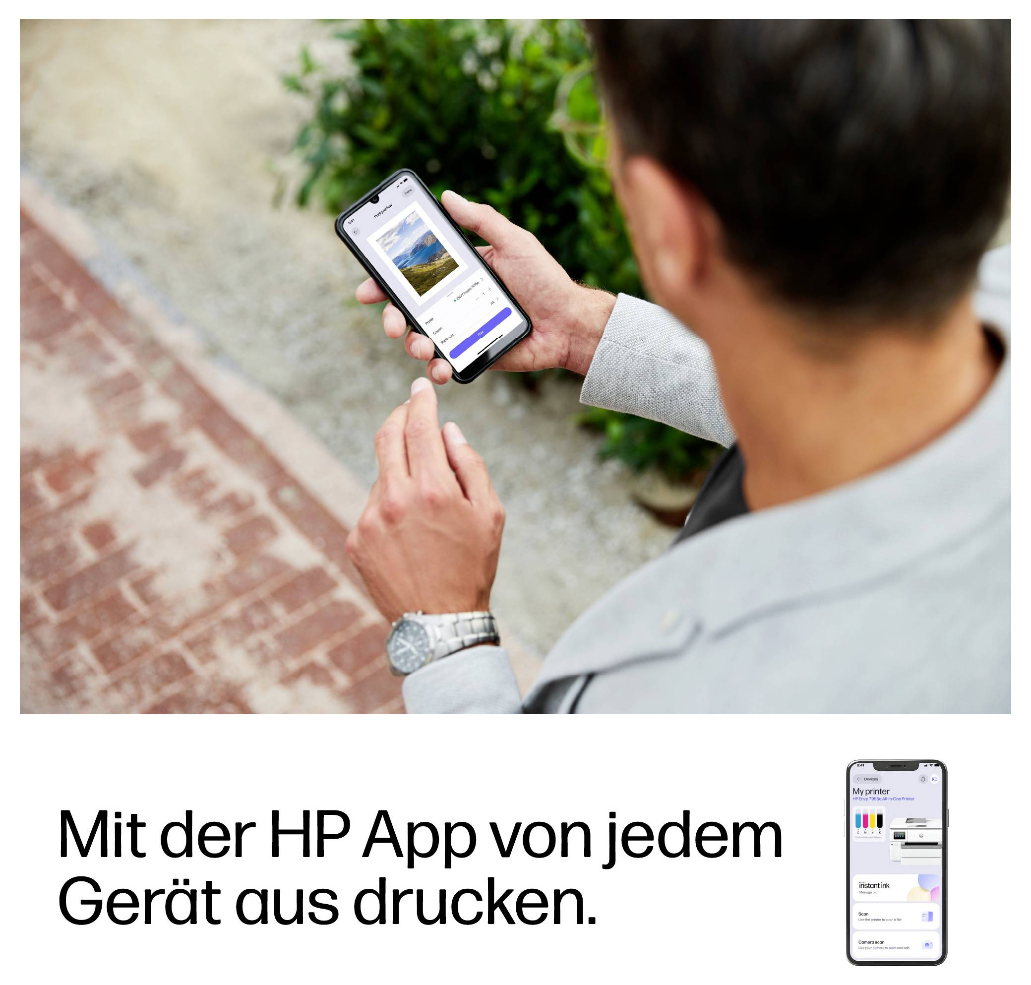 Osoba používa smartfón na tlač cez aplikáciu HP; nemecký text sa prekladá ako: "Tlačiť z ktoréhokoľvek zariadenia cez aplikáciu HP."