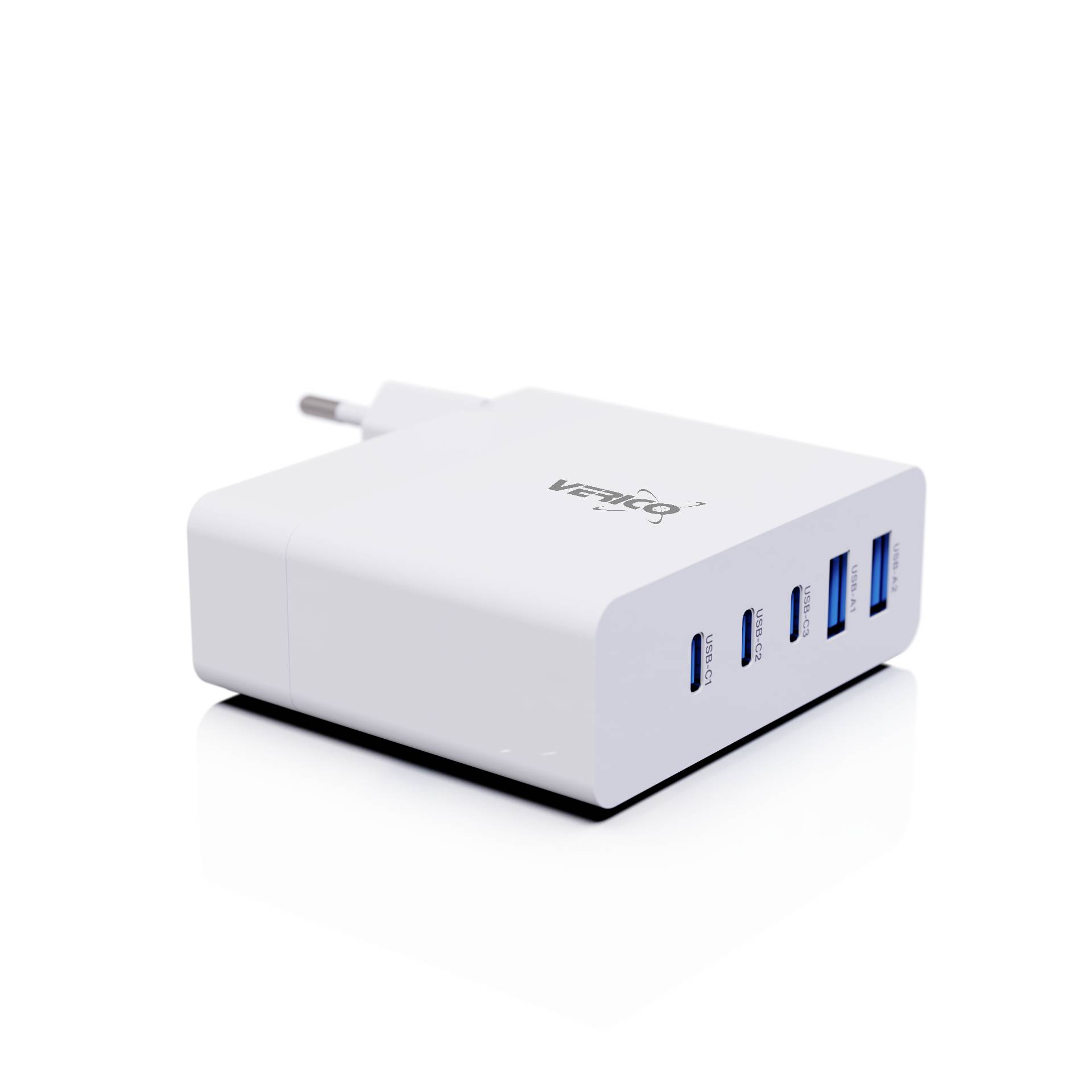 Biela sieťová nabíjačka so štyrmi USB portami a EÚ zástrčkou, umiestnená na bielom povrchu.