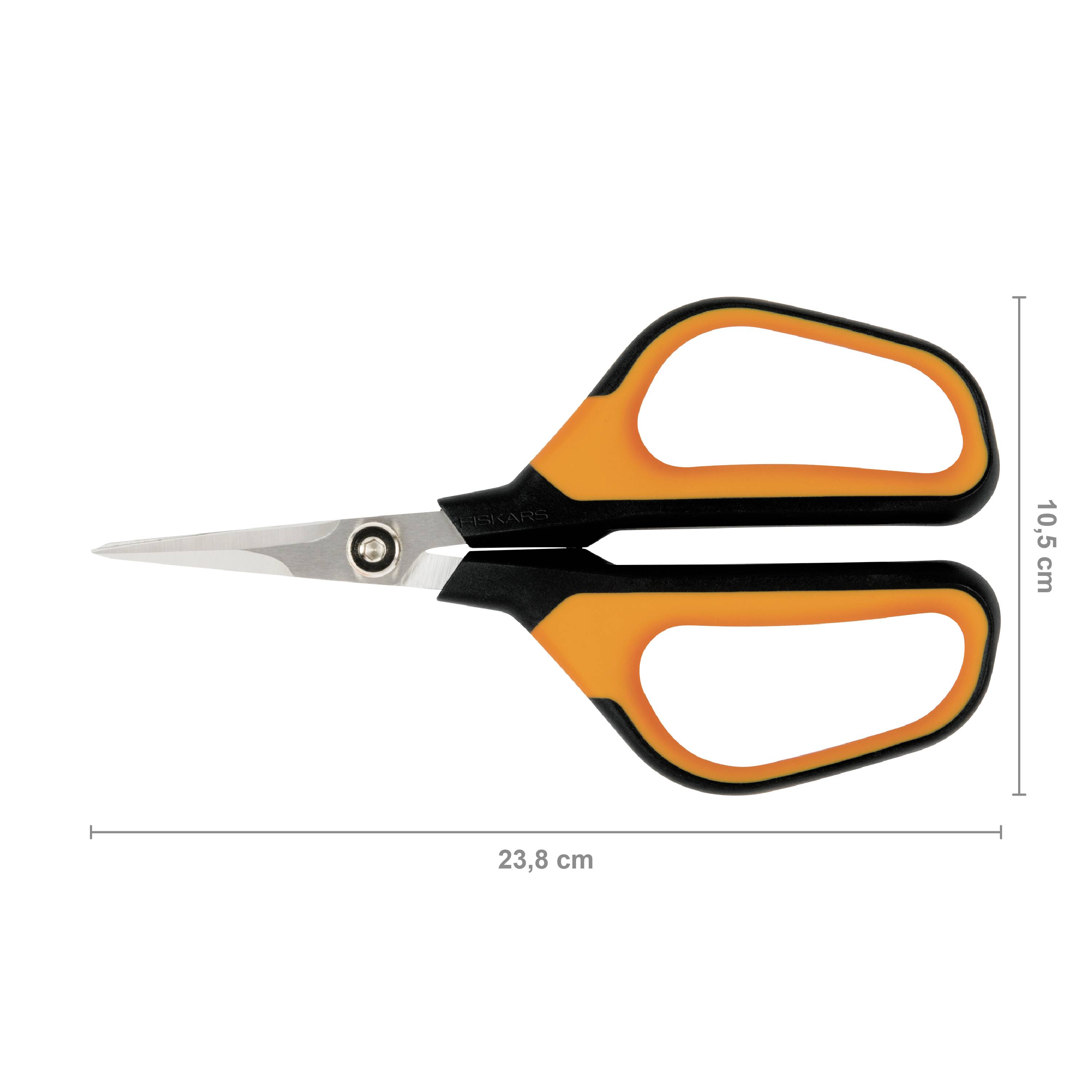Nožnice s oranžovo-čiernymi rúčkami ležia naplocho. Vedľa sú uvedené rozmery 23,8 cm dĺžky a 10,5 cm výšky.