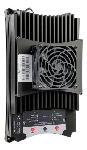 Čierny DC-DC menič s chladičmi a ventilátorom, vhodný na reguláciu napätia a konverziu prúdu v elektronických systémoch.