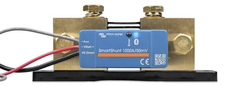 Modrý SmartShunt so zlatými konektormi, prepojený červenými a čiernymi káblami, slúžiaci na meranie prúdu v elektrických systémoch.