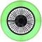 Čierny ventilátor zhora, za mriežkou, obklopený žiarivo zeleným prsteňom.